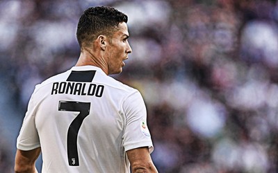 安博体育快讯-乌克兰队球迷赛后堵大巴