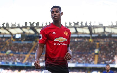 安博体育精华-佩里西奇更衣室高举冠军奖杯