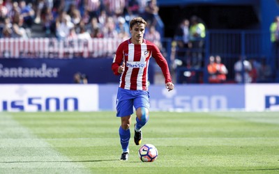 安博体育精华-利物浦小球迷冲入场内拥抱萨拉赫